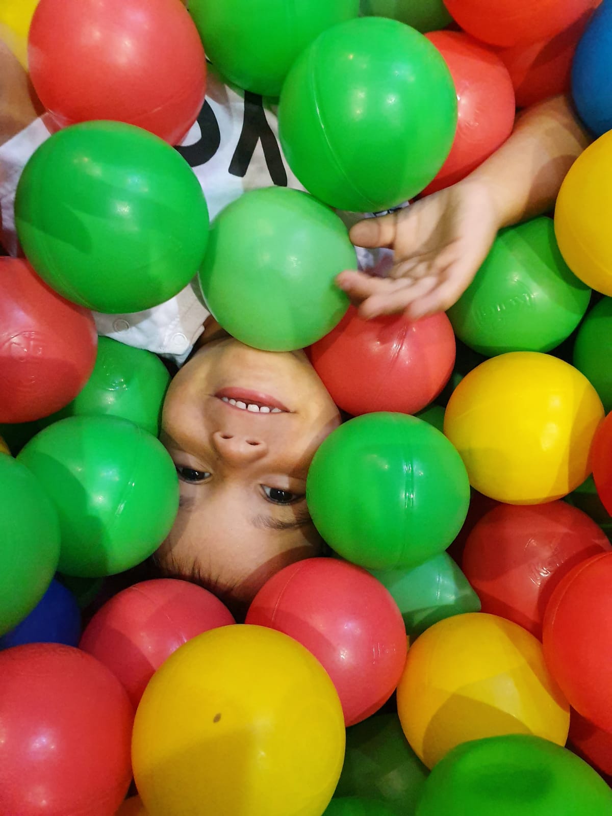 צילום ילד בתוך בריכת כדורים בג/ימבורי - צלמת רוני ישראל