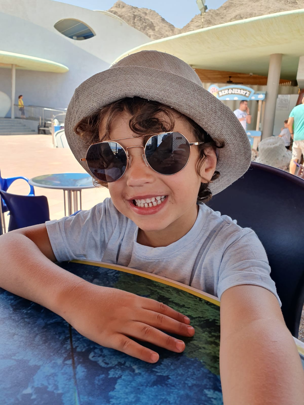 צילום ילד עם משקפי שמש וכובע - צלמת רוני ישראל
